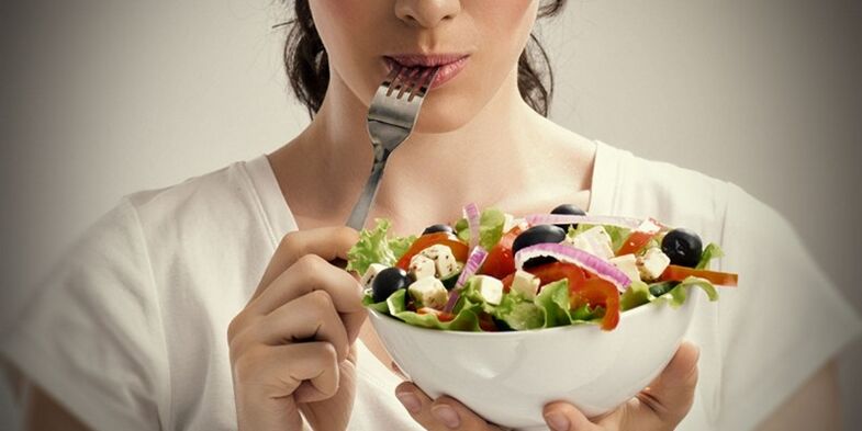 გოგონა სწორად ჭამს, რათა თავიდან აიცილოს პრობლემები ჭარბ წონასთან დაკავშირებით